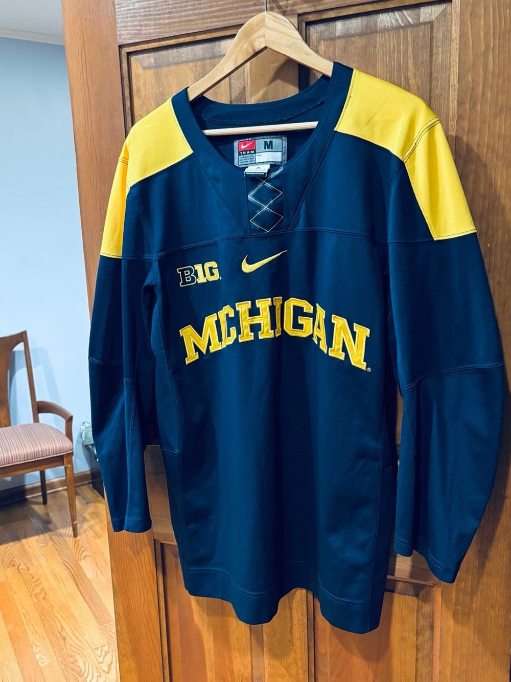 Vintage NIKE TEAM Michigan University Wolverines Hockey Jersey